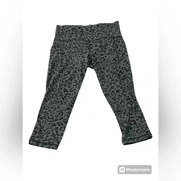 Athleta Leopard Print Salutation II Stash Pocket Capri size XS EUC - Picture 3 of 6